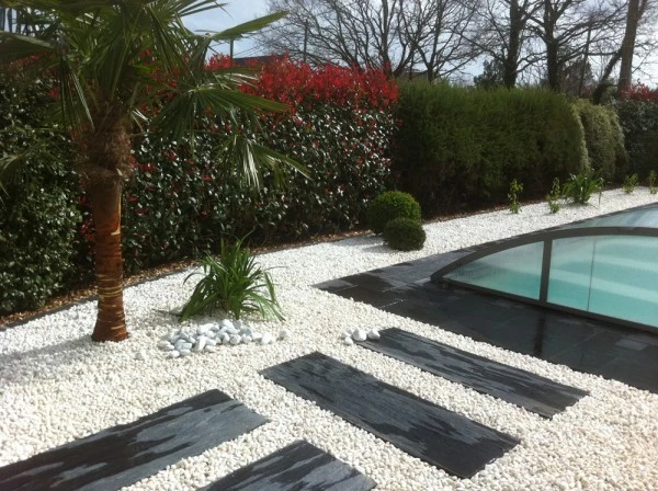Abords de piscine, ardoises, galets - paysagiste Vannes