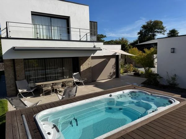 Terrasse dallage, intégration en bois bambou d'un SPA - paysagiste Vannes