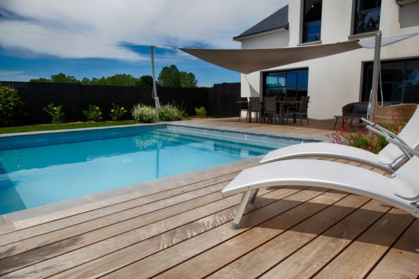 Dallage, terrasse bois piscine