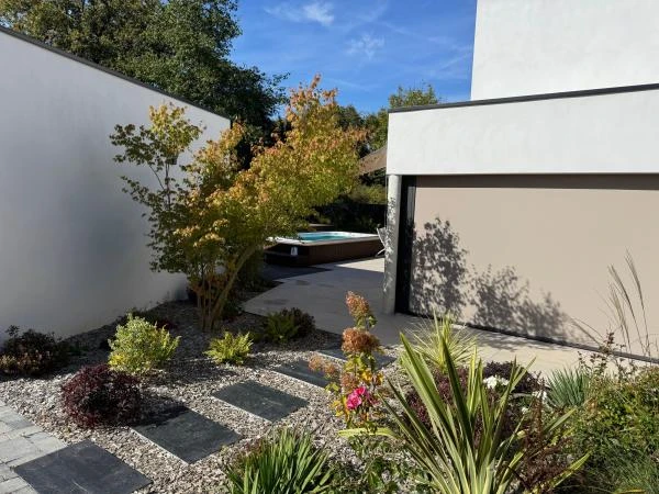Terrasse dallage, intégration en bois bambou d'un SPA