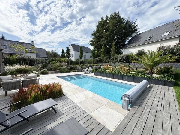 Abords de piscine, bois, dallage - paysagiste Vannes