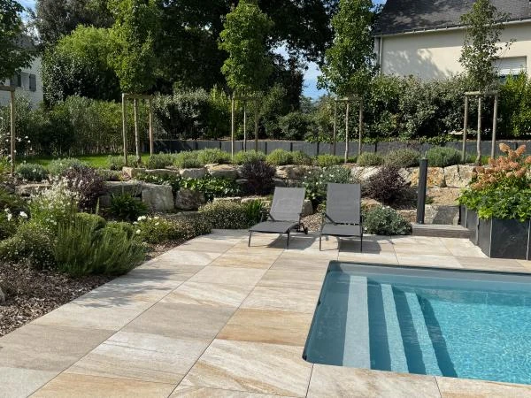Abords de piscine, bois, dallage - paysagiste Vannes