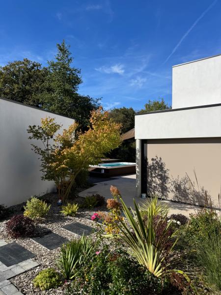 Terrasse dallage, intégration en bois bambou d'un SPA - paysagiste Vannes