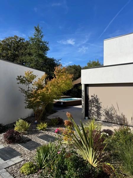 Terrasse dallage, intégration en bois bambou d'un SPA - paysagiste Vannes