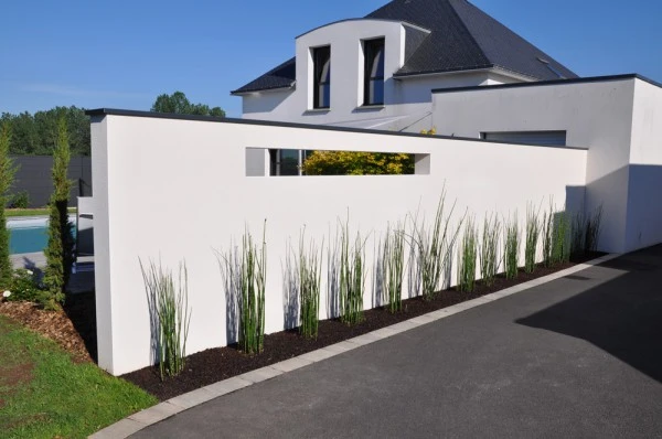 Mur enduit avec fenêtre et couvertine alu - paysagiste Vannes