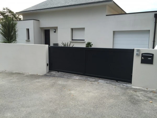 Murs enduits, portail alu - paysagiste Vannes