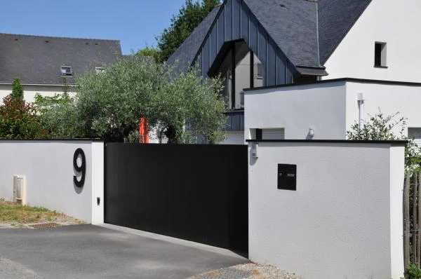 Murs enduits avec couvertine, portail alu - paysagiste Vannes