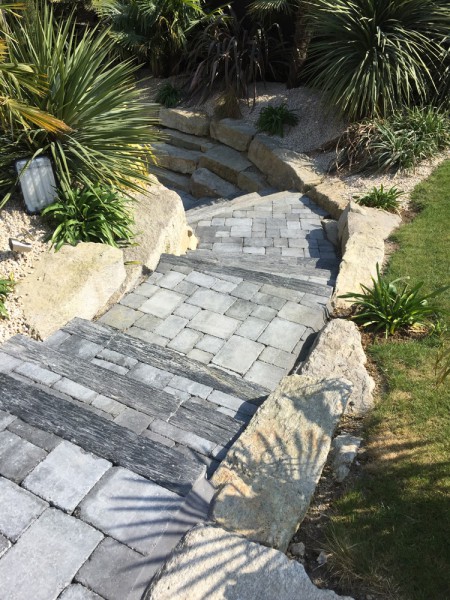 Escalier en pavage multiformat et ardoise - paysagiste Vannes