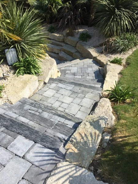 Escalier en pavage multiformat et ardoise - paysagiste Vannes