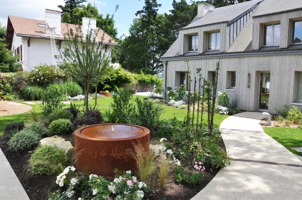 Allée béton érodé avec caniveaux en corten