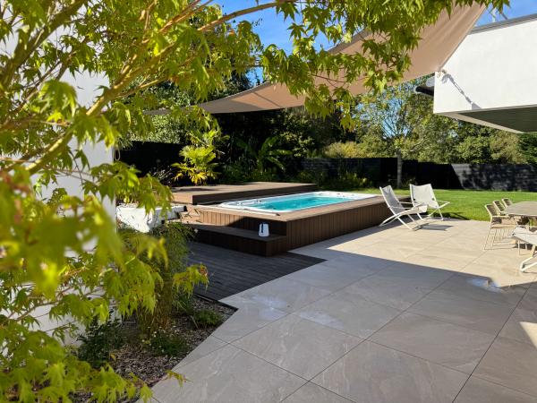 Terrasse dallage, intégration en bois bambou d'un SPA avec volet mobile - paysagiste Vannes