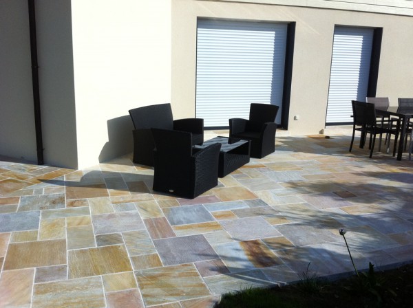 Terrasse dallage en pierre naturelle - paysagiste Vannes