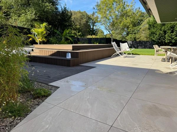 Terrasse dallage, intégration en bois bambou d'un SPA avec volet mobile
