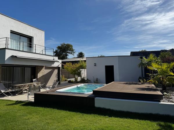 Terrasse dallage, intégration en bois bambou d'un SPA avec volet mobile