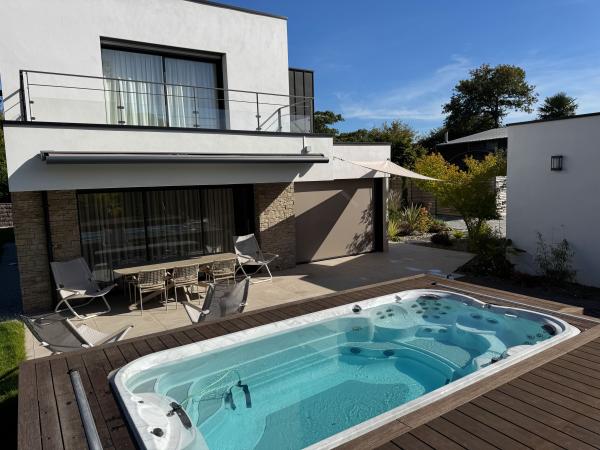 Terrasse dallage, intégration en bois bambou d'un SPA avec volet mobile - paysagiste Vannes