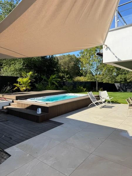 Terrasse dallage, intégration en bois bambou d'un SPA avec volet mobile - paysagiste Vannes