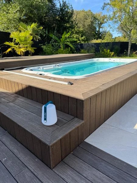 Terrasse dallage, intégration en bois bambou d'un SPA avec volet mobile -  paysagiste Vannes