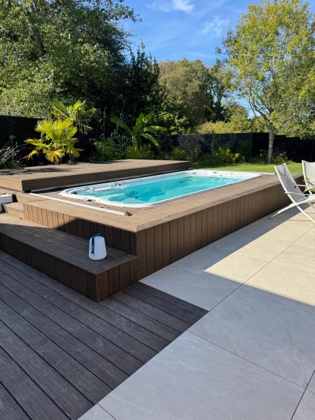 Terrasse dallage, intégration en bois bambou d'un SPA avec volet mobile