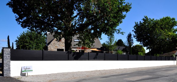 Muret enduit avec couvertine alu, clôture alu