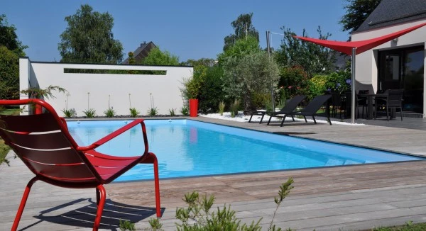 Abords de piscine, terrasse bois - paysagiste Vannes