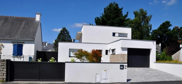 Mur enduit avec couvertine alu, portail alu