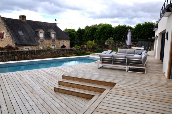 Abords de piscine en bois - paysagiste Vannes