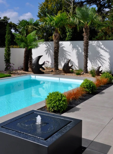 Palmiers, statues poisson, fontaine