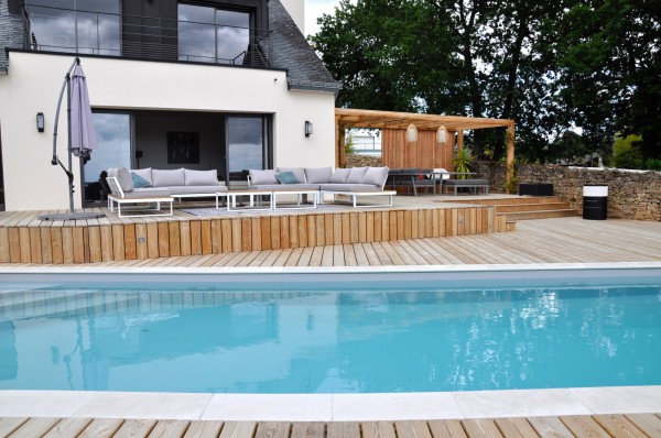 Abords de piscine, pergola bois - paysagiste Vannes