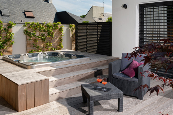 Terrasse bois (photo ©Plaisirs d'O Mondial Piscine) - paysagiste Vannes