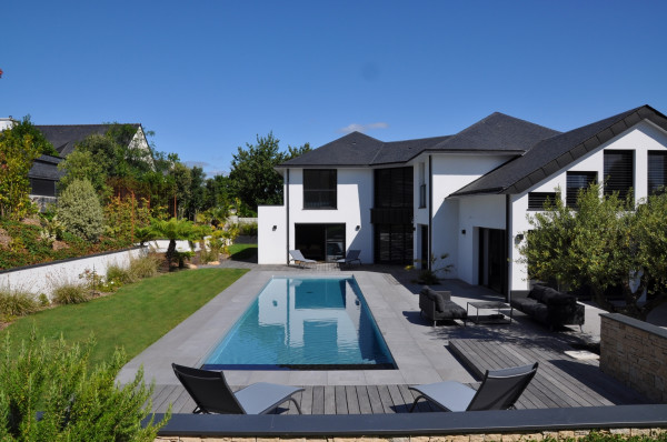 Dallage piscine, terrasse bois - paysagiste Vannes