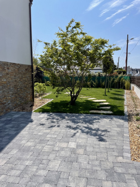 Pavage muliformat, pas japonais en pierre naturelle granit - paysagiste Vannes