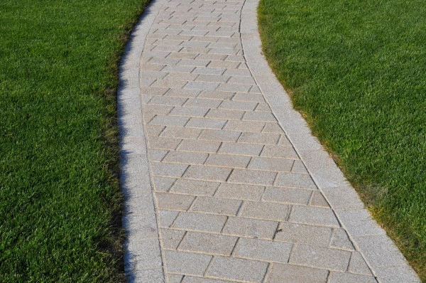 Allée en pavés granit - paysagiste Vannes