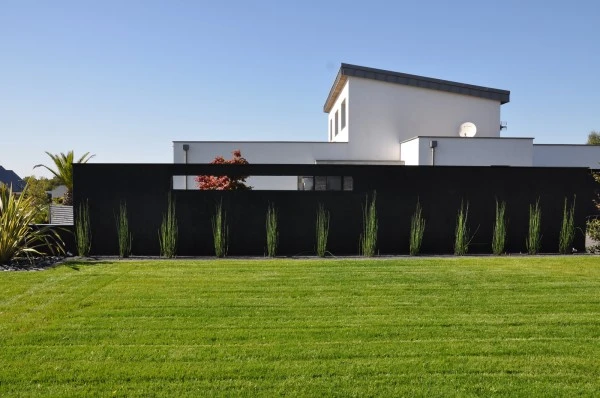 Mur marbro noir avec fenêtre - paysagiste Vannes