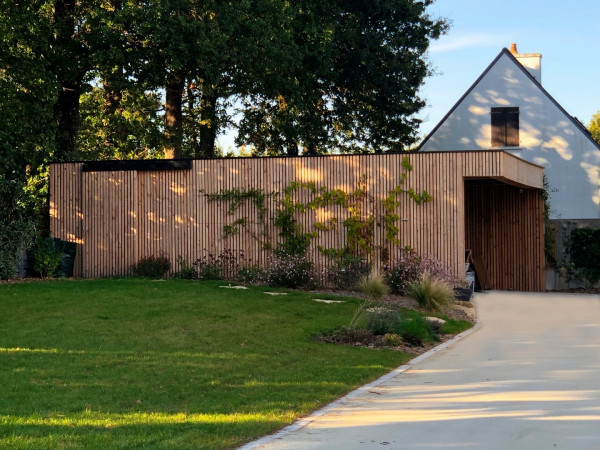 Carport et abri sur mesure en liteaux - paysagiste Vannes