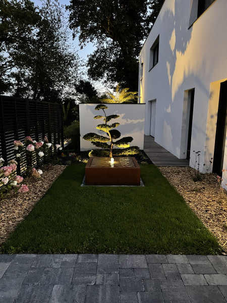 Bonsaï, fontaine en corten, éclairage