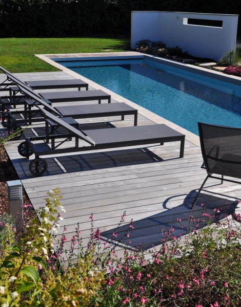 Abords de piscine, terrasse bois - paysagiste Vannes