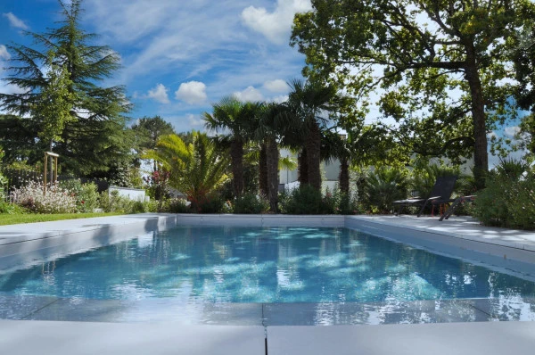 Abords de piscine : dallage, végétalisation - paysagiste Vannes