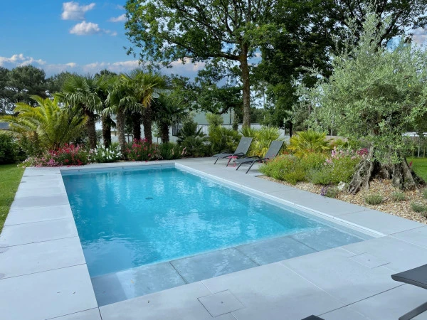 Abords de piscine : dallage, végétalisation - paysagiste Vannes