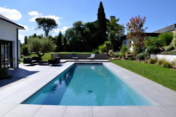 Dallage piscine, terrasse bois - paysagiste Vannes