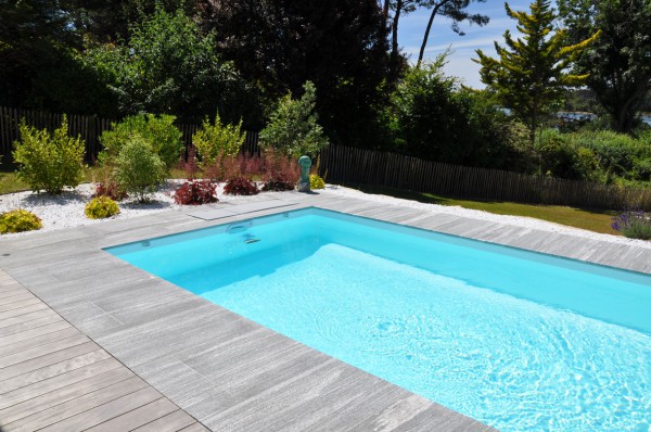 Abords de piscine, terrasse bois et dallage