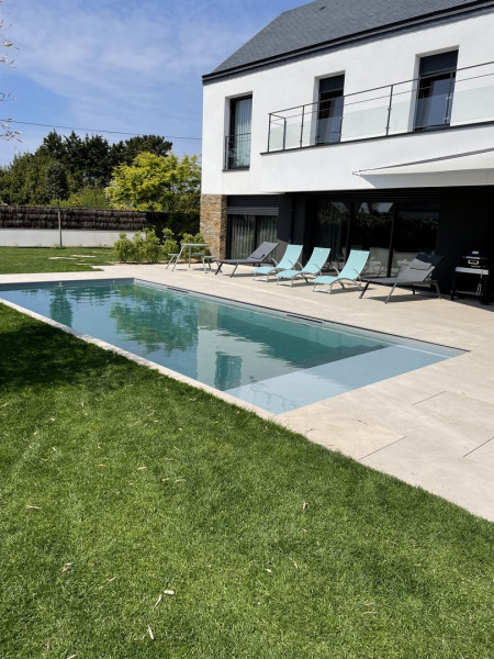 Abords de piscine : dallage, pas japonais - paysagiste Vannes