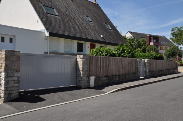 Muret en pierre avec palissade liteaux bois, portail alu