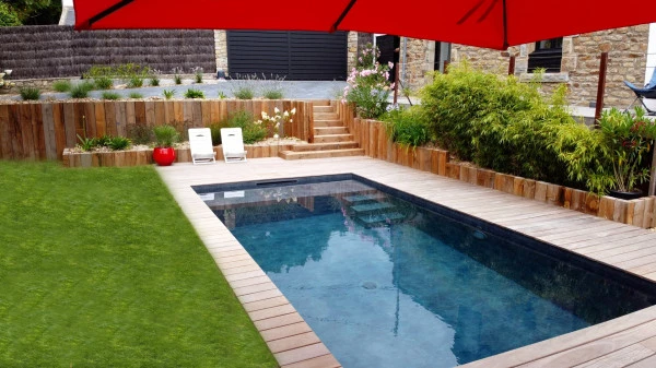 Abords de piscine, terrasse bois - paysagiste Vannes