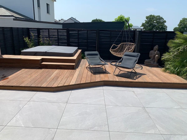 Terrasse bois autour d'un SPA - paysagiste Vannes