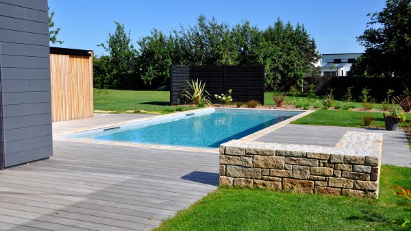 Margelle, terrasse bois, muret pierre