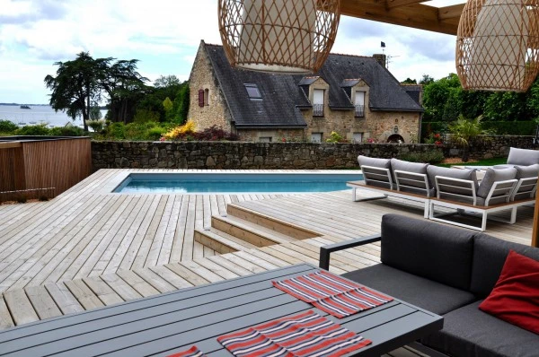 Terrasse bois piscine, abri bois