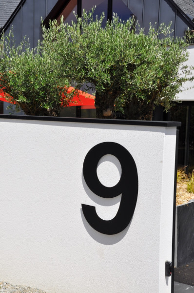 Numéro sur mur enduit - paysagiste Vannes
