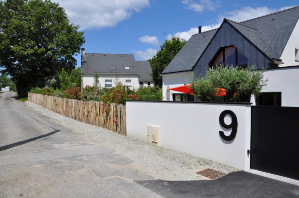 Clôture ganivelle, mur enduit avec couvertine, portail alu - paysagiste Vannes