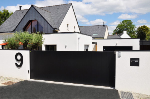 Mur enduit avec couvertine alu, portail alu