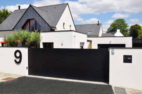 Mur enduit avec couvertine alu, portail alu